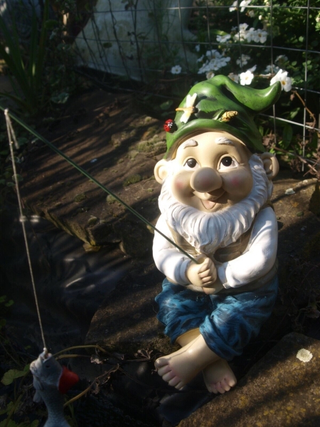 Zwerg mit Angel und Fisch 24cm Kantenhocker Deko Figur Gartenzwerg NEU