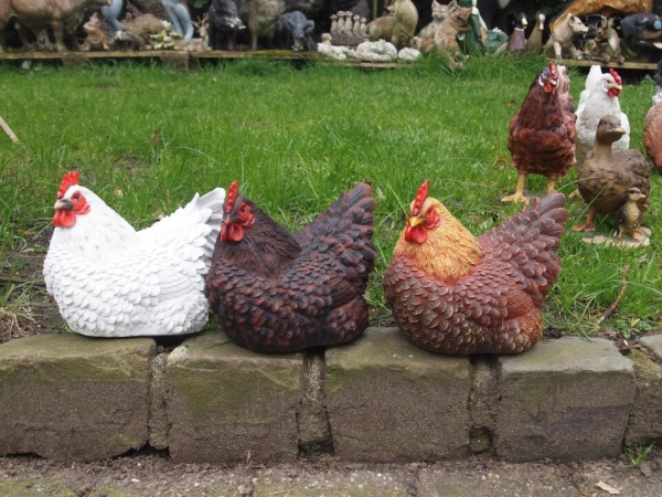 Deko Huhn hockend wetterfest 3 verschiedene Farben