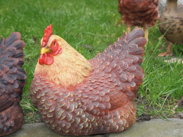 Deko Huhn hockend wetterfest 3 verschiedene Farben