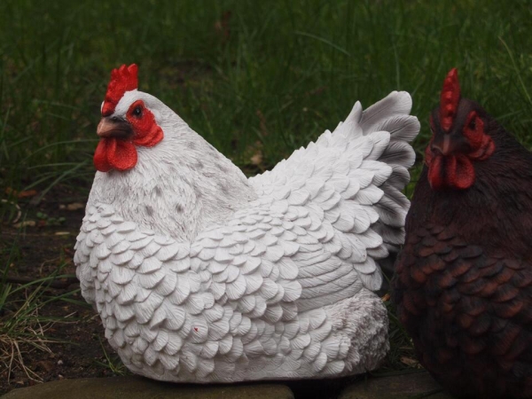 Deko Huhn hockend wetterfest 3 verschiedene Farben