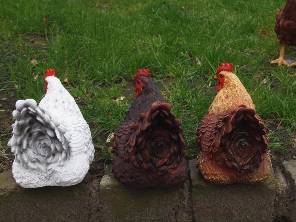 Deko Huhn hockend wetterfest 3 verschiedene Farben